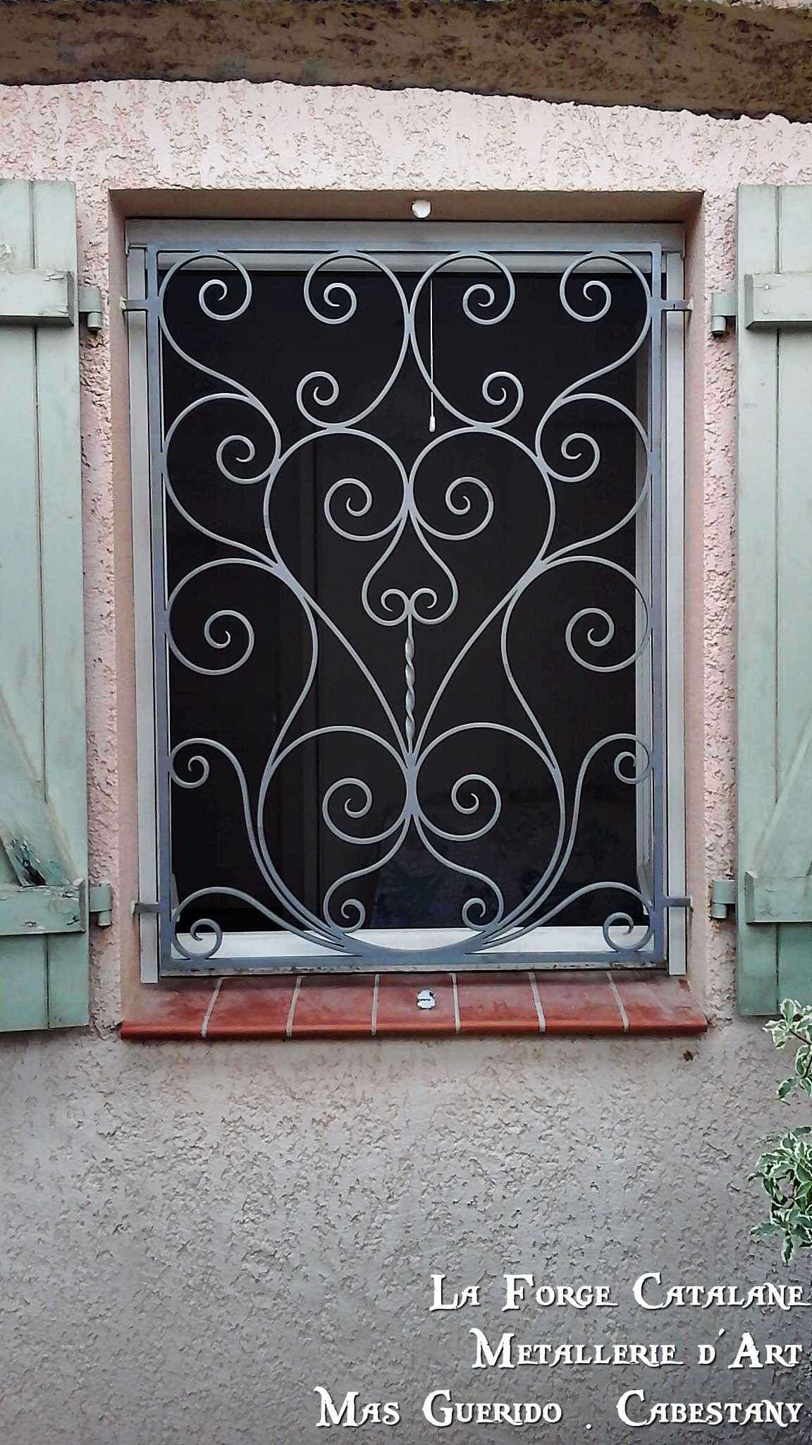 grille protection fixe volute coeur fer Forge Catalane Cabestany.jpg